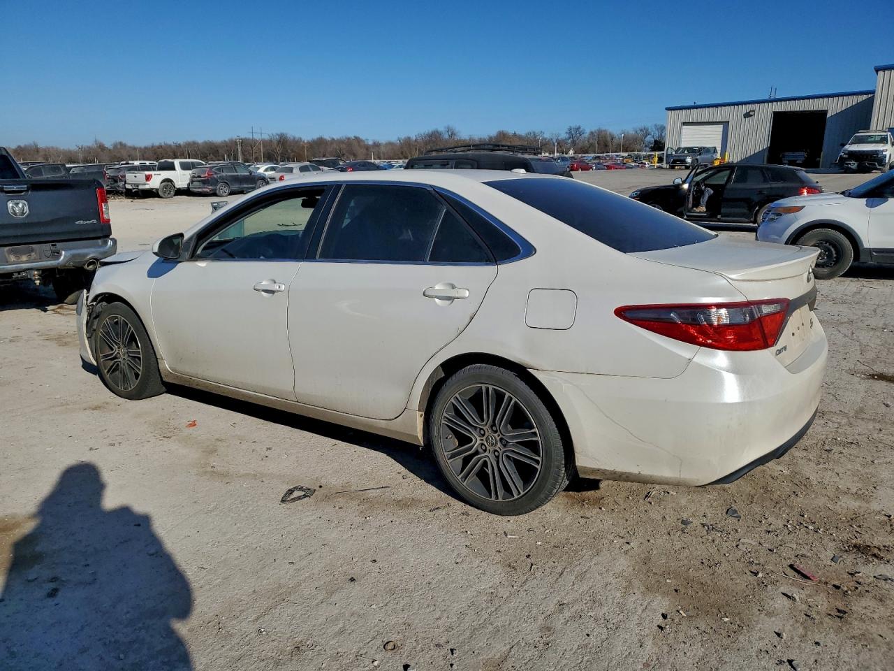 2016 TOYOTA CAMRY LE photo 2
