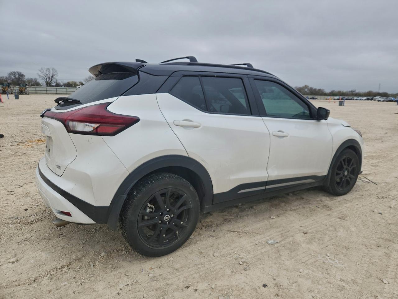 2021 NISSAN KICKS SR photo 3