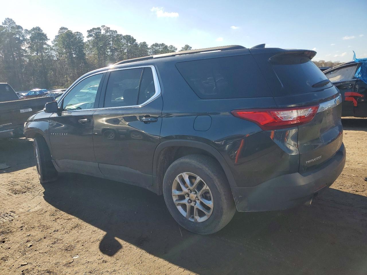 2019 CHEVROLET TRAVERSE LT photo 2