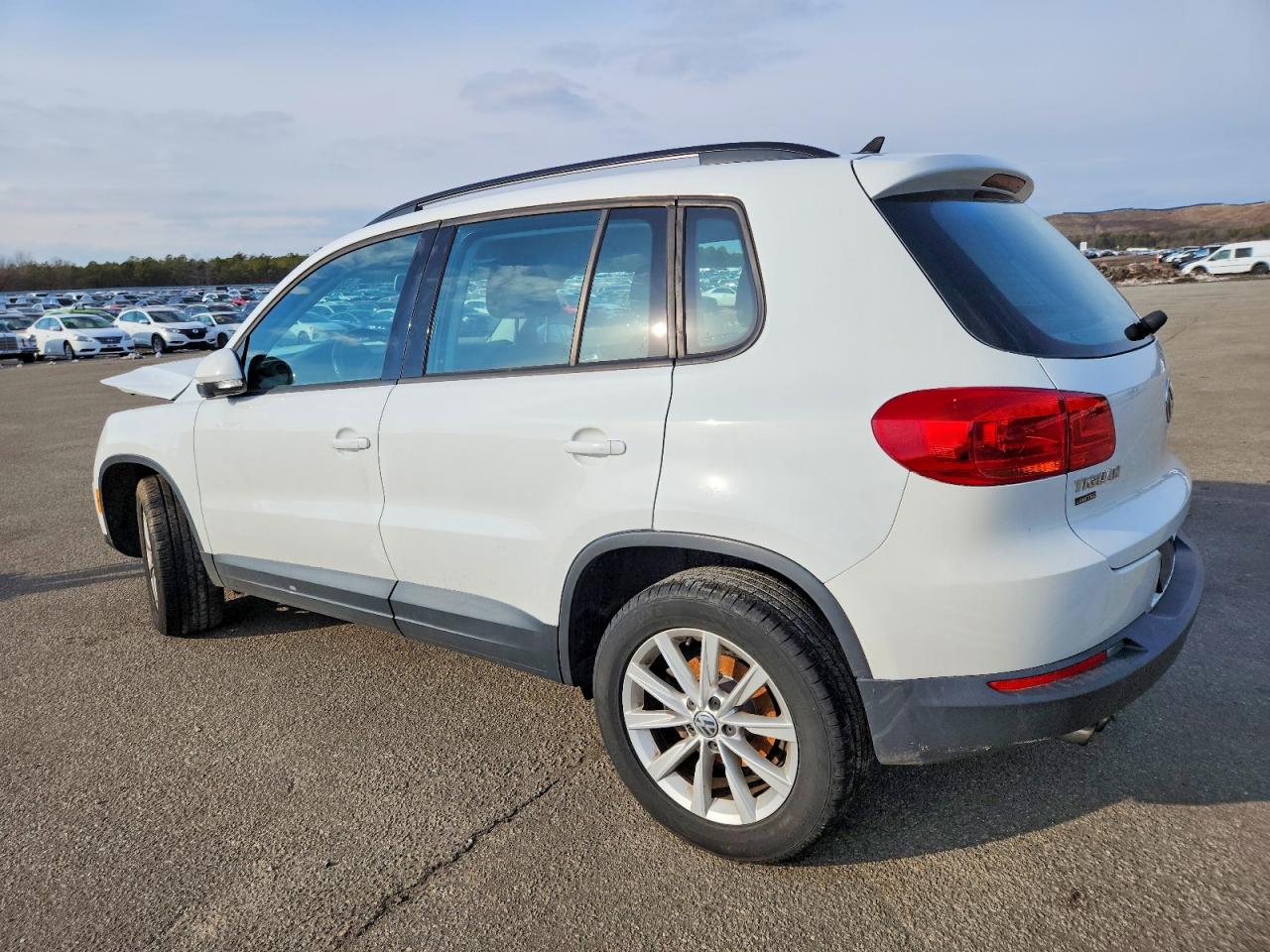 2017 VOLKSWAGEN TIGUAN S photo 3