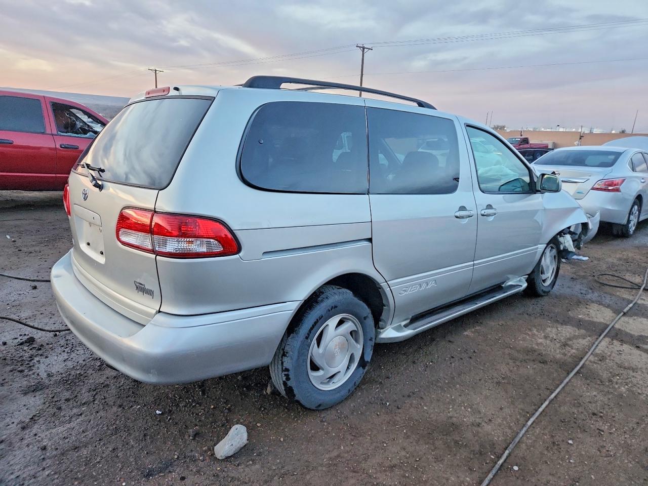 2002 TOYOTA SIENNA LE photo 3