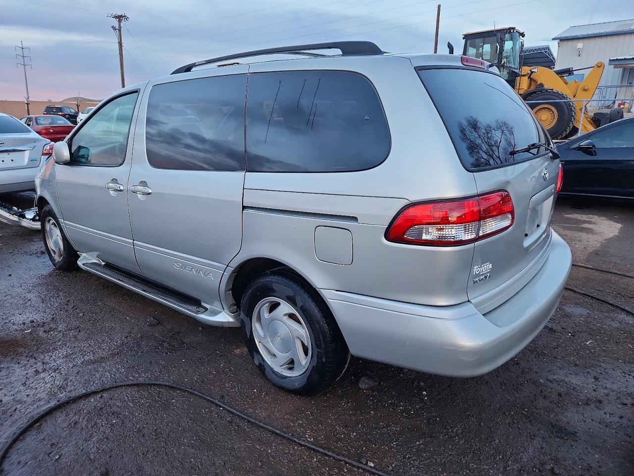 2002 TOYOTA SIENNA LE photo 2