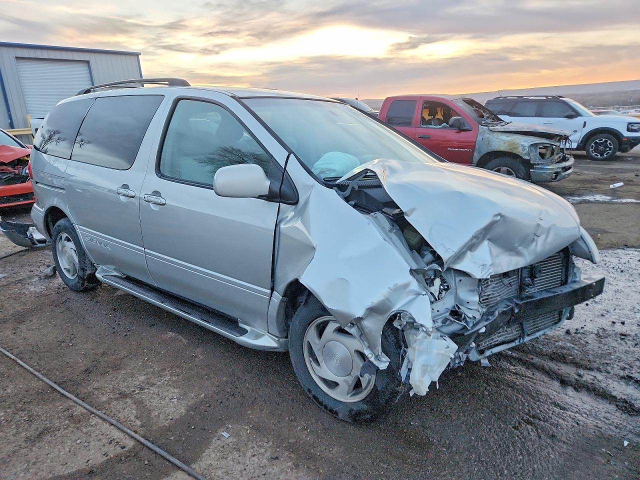 2002 TOYOTA SIENNA LE photo 4