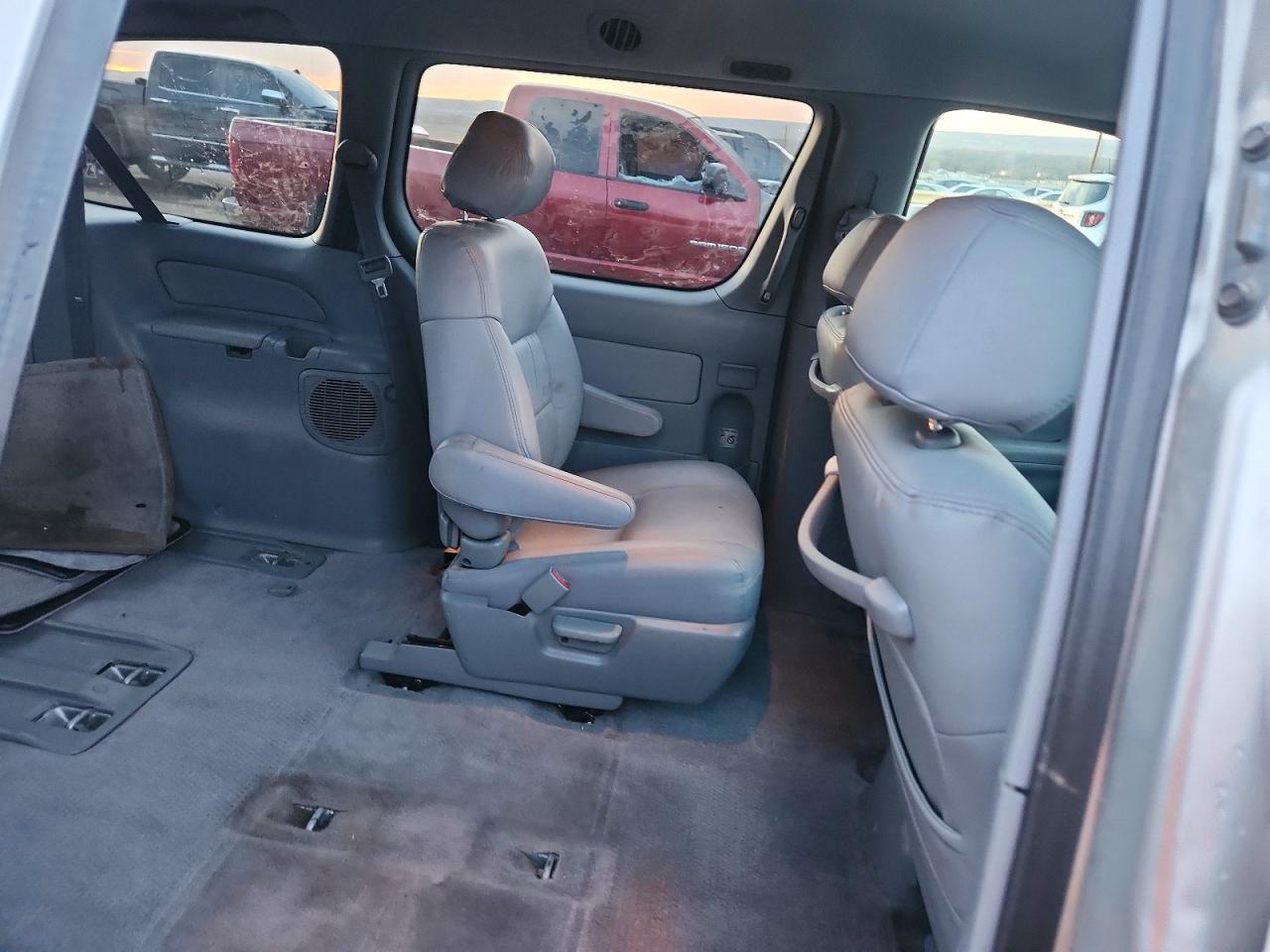 2002 TOYOTA SIENNA LE photo 11