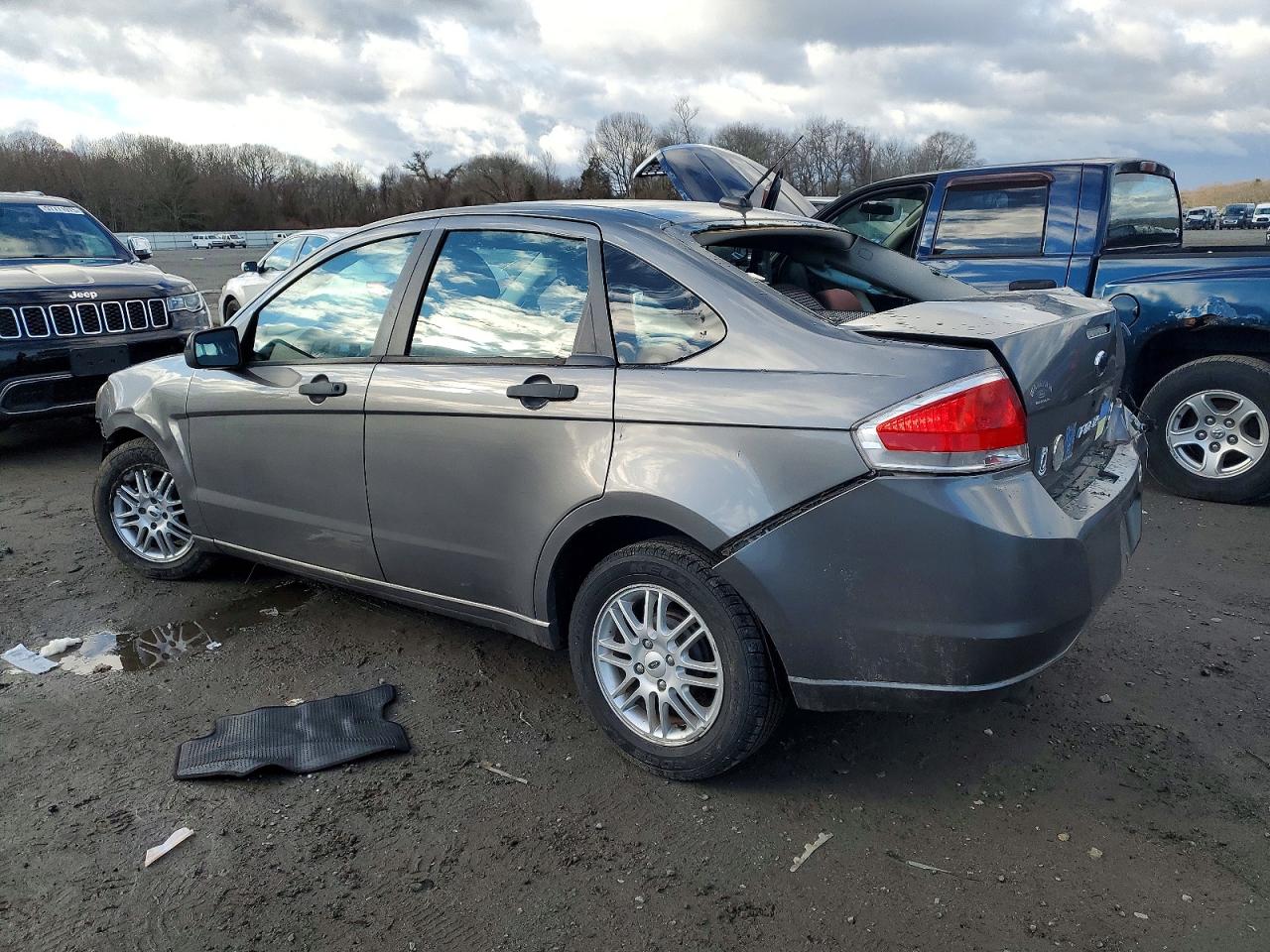 2009 FORD FOCUS SE photo 2