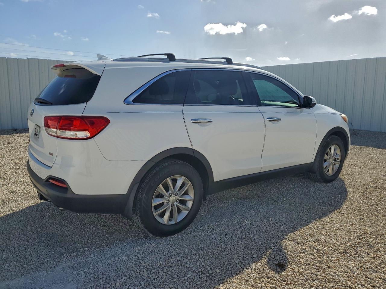 2016 KIA SORENTO LX photo 3