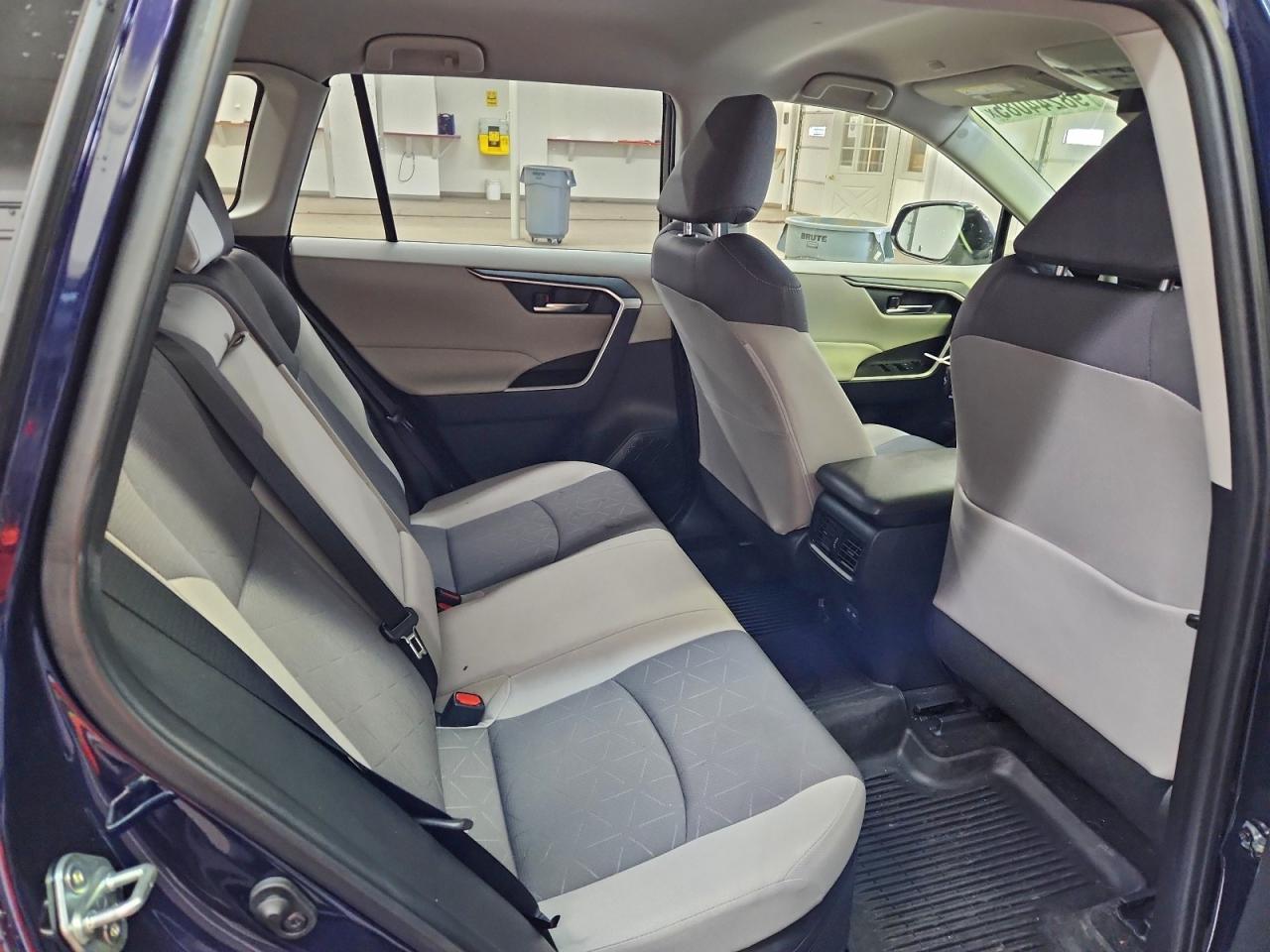 2025 TOYOTA RAV4 XLE photo 11