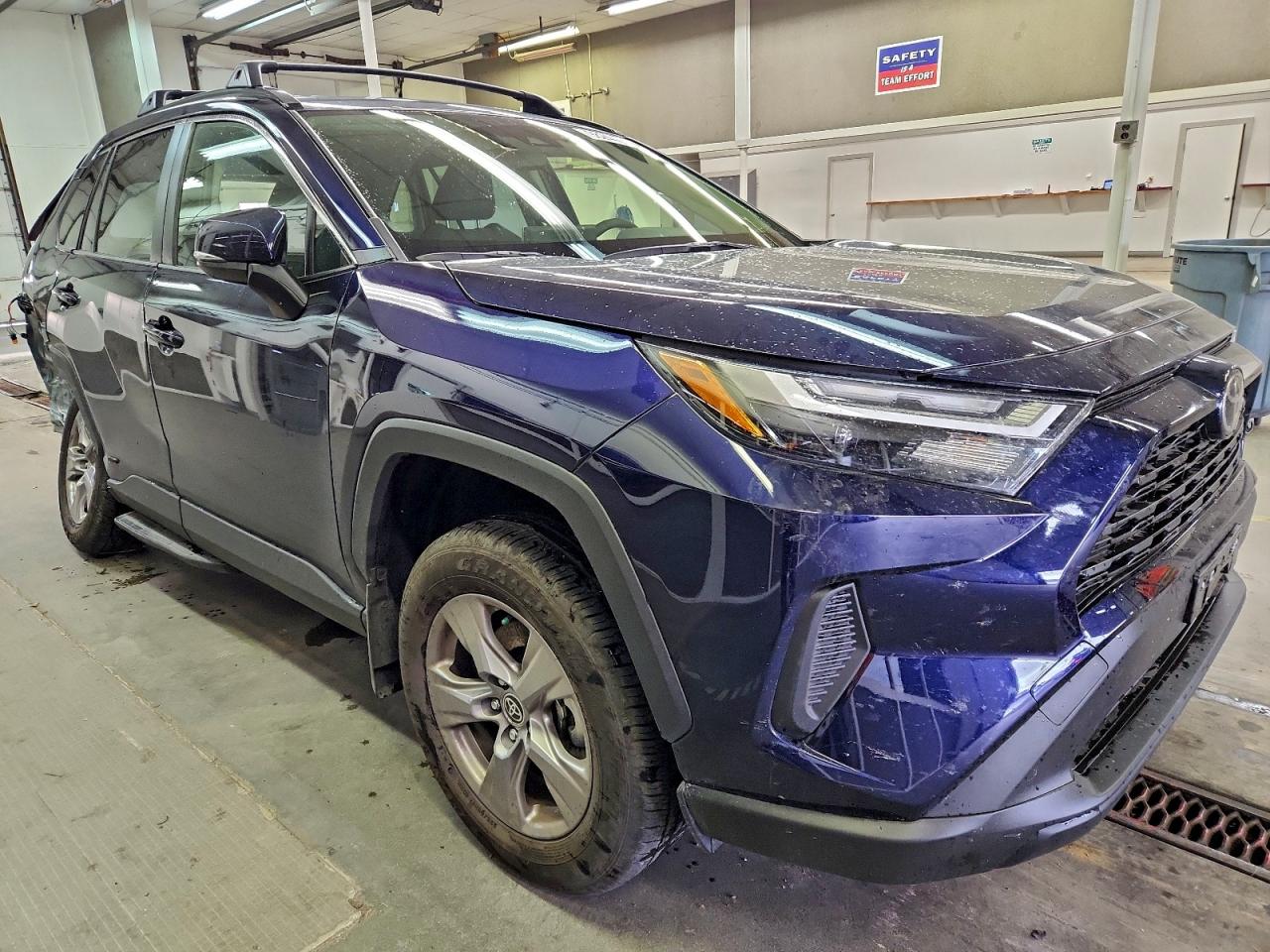 2025 TOYOTA RAV4 XLE photo 4