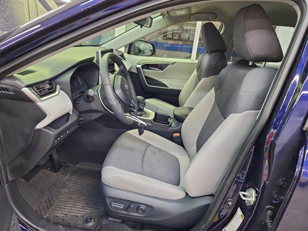 2025 TOYOTA RAV4 XLE photo 7