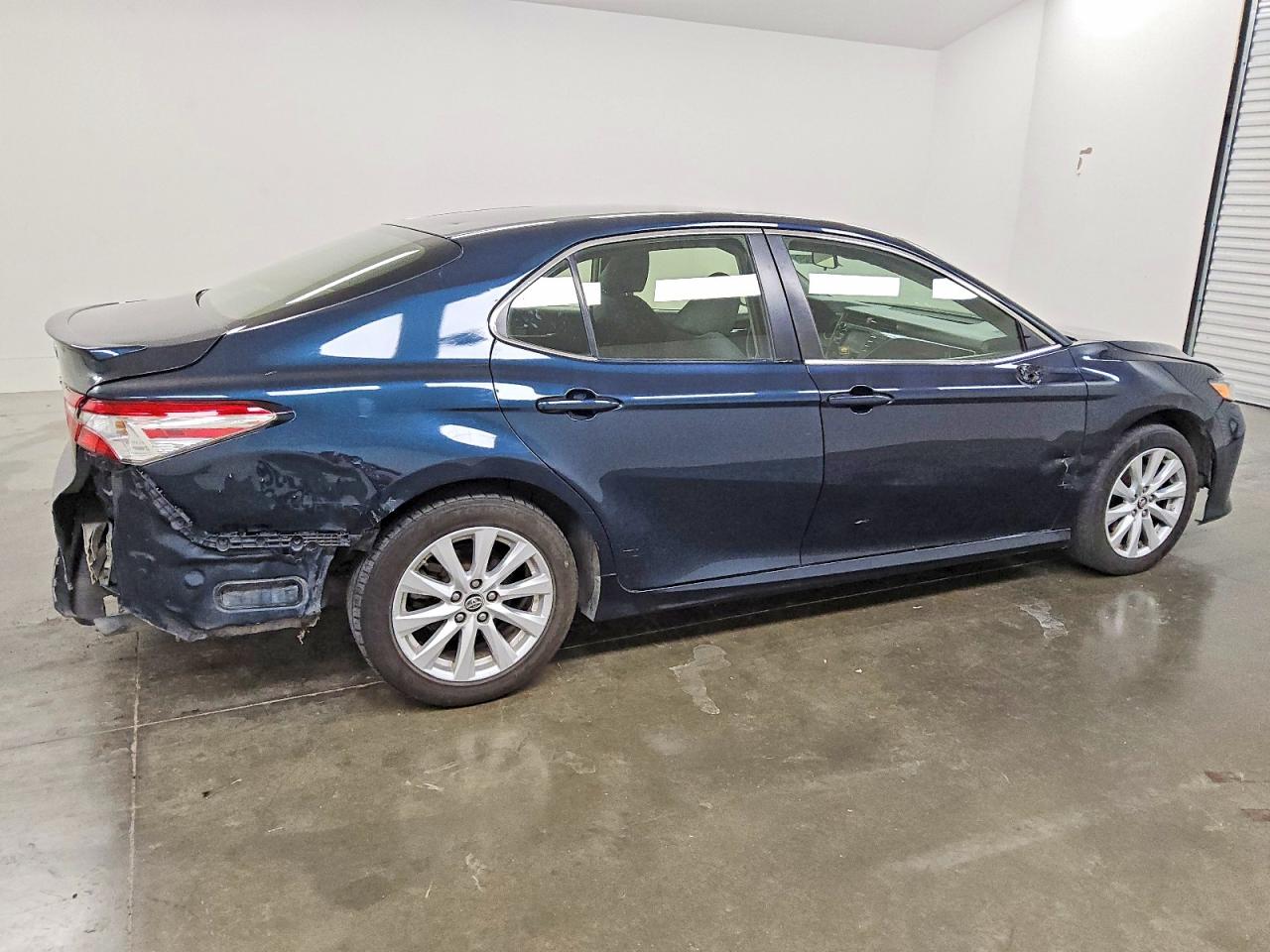2018 TOYOTA CAMRY L photo 3