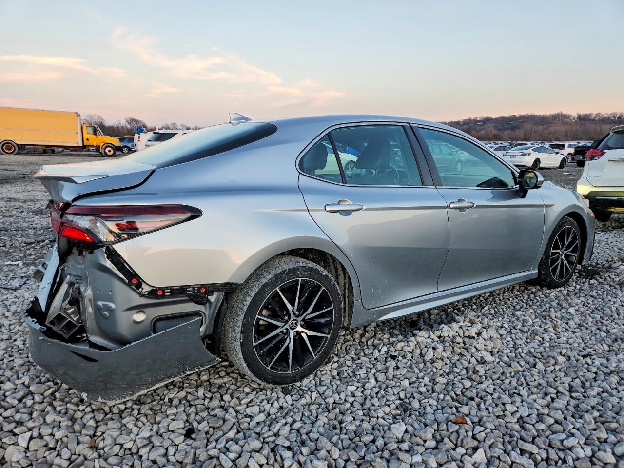 2021 TOYOTA CAMRY SE photo 3