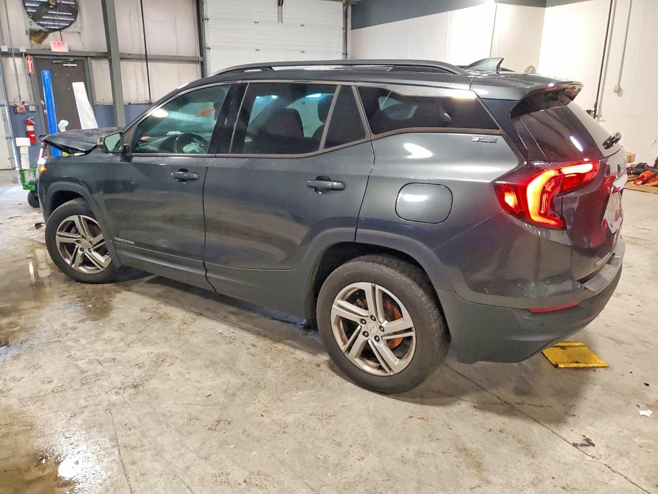 2018 GMC TERRAIN SLE photo 2