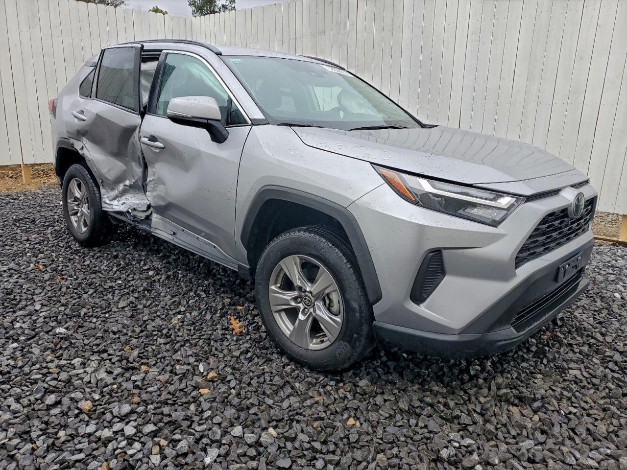 2025 TOYOTA RAV4 XLE photo 4
