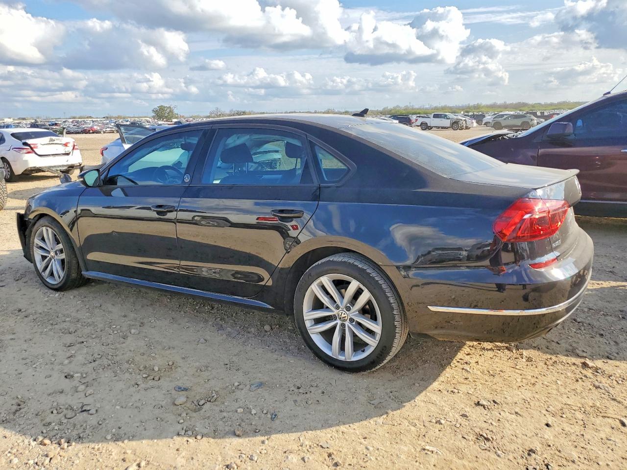 2019 VOLKSWAGEN PASSAT WOLFSBURG photo 2