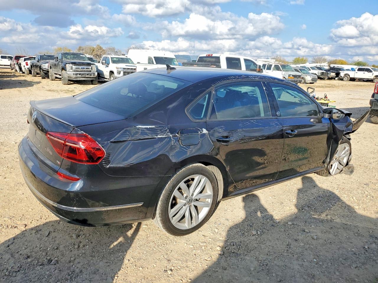2019 VOLKSWAGEN PASSAT WOLFSBURG photo 3