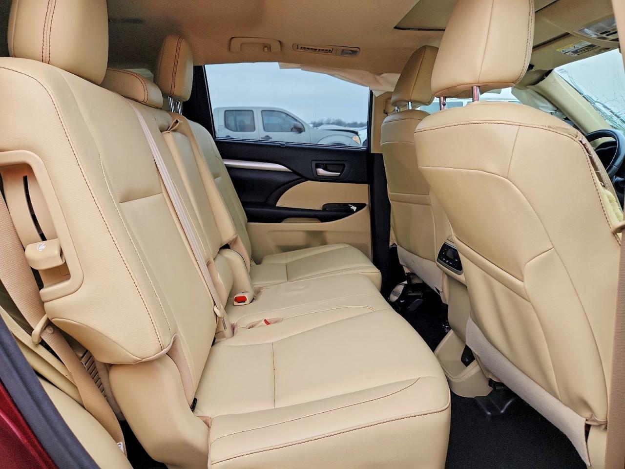 2017 TOYOTA HIGHLANDER SE photo 11