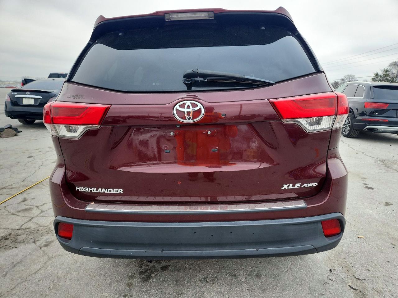 2017 TOYOTA HIGHLANDER SE photo 6
