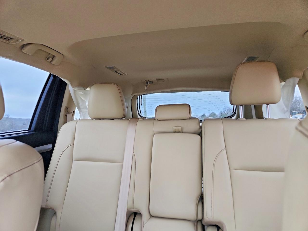 2017 TOYOTA HIGHLANDER SE photo 10