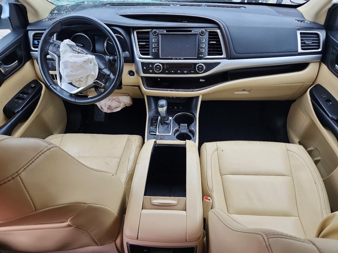 2017 TOYOTA HIGHLANDER SE photo 8