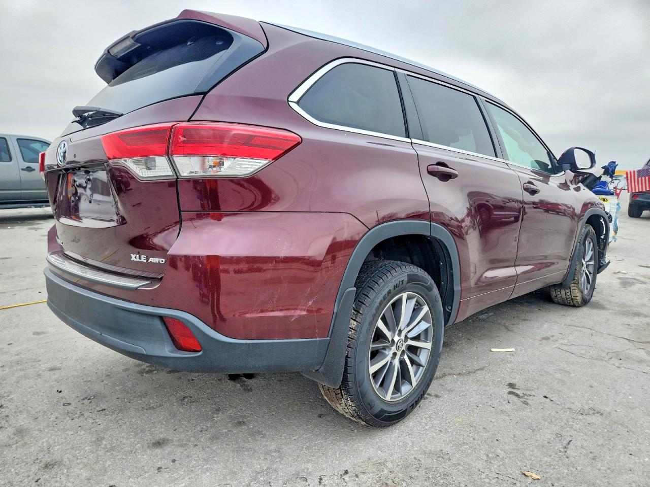 2017 TOYOTA HIGHLANDER SE photo 3