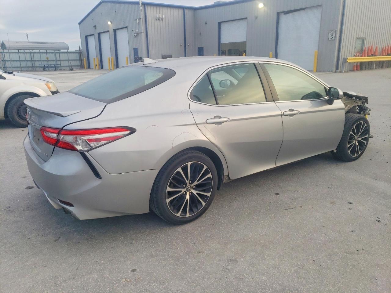 2019 TOYOTA CAMRY SE photo 3