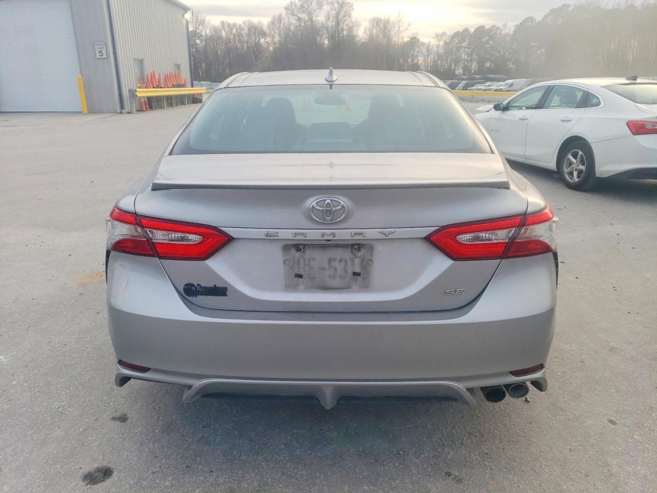 2019 TOYOTA CAMRY SE photo 6