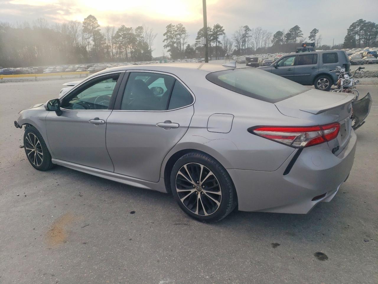 2019 TOYOTA CAMRY SE photo 2