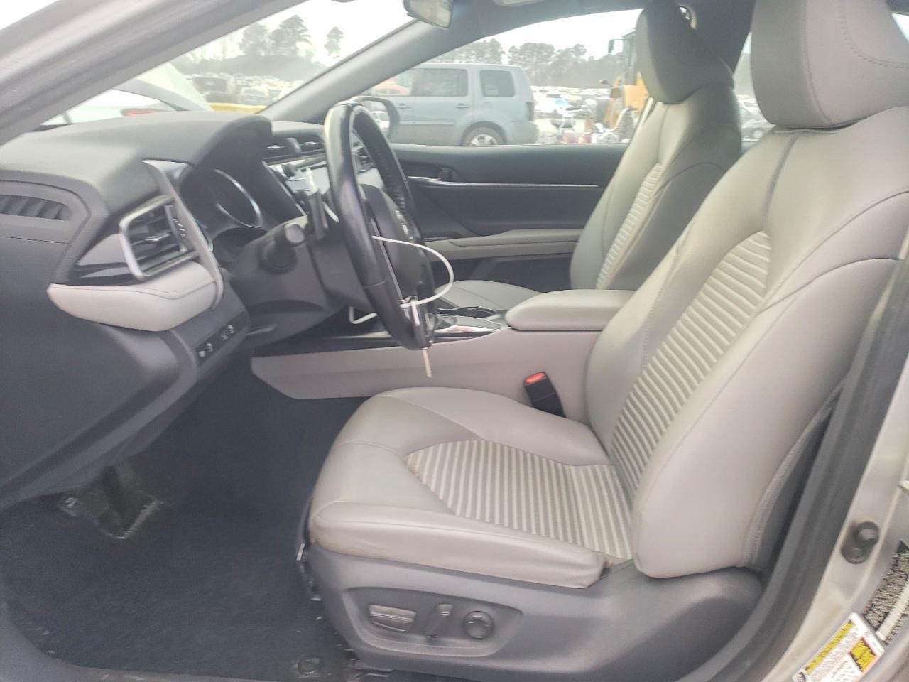 2019 TOYOTA CAMRY SE photo 7