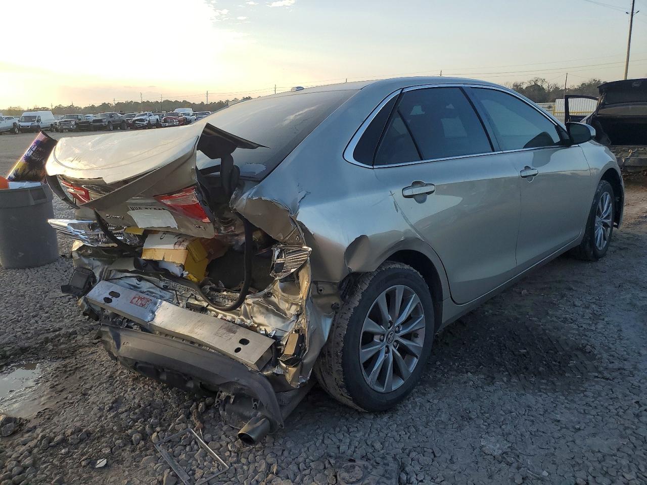 2017 TOYOTA CAMRY LE photo 3