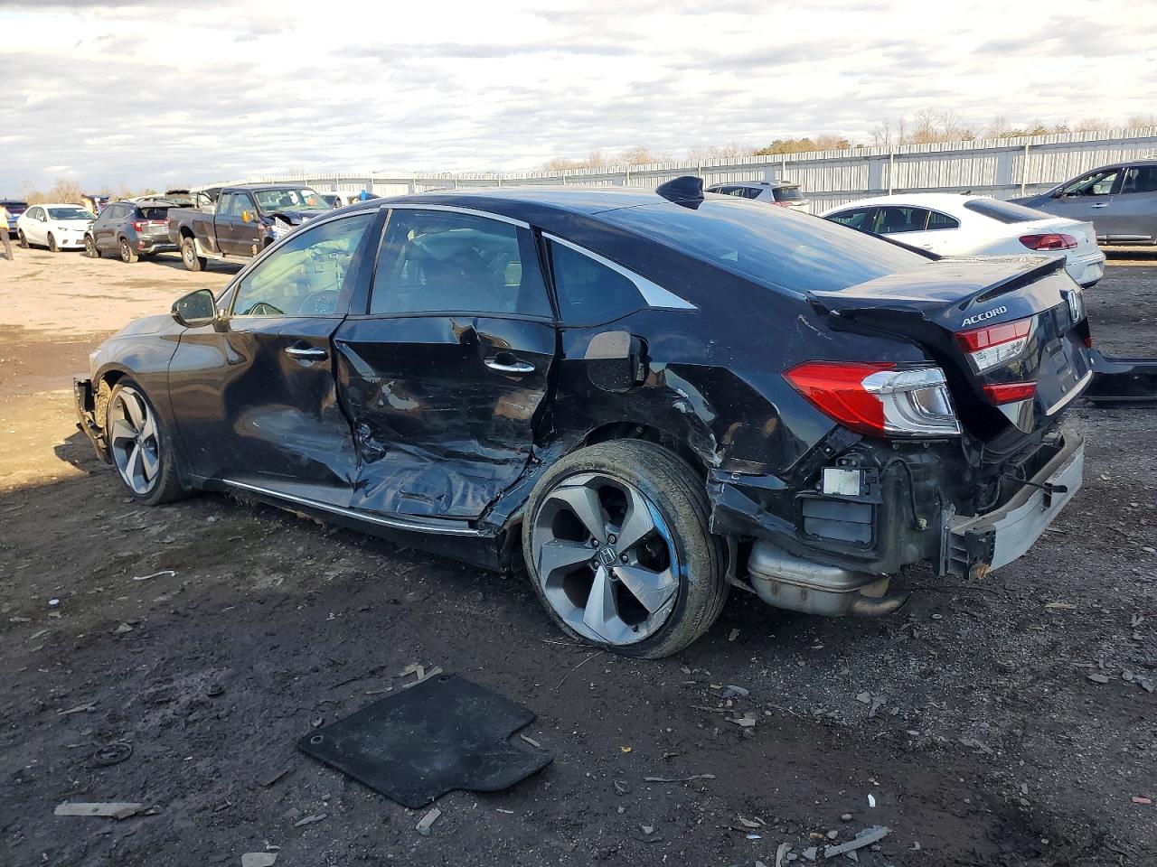 2018 HONDA ACCORD TOURING photo 2