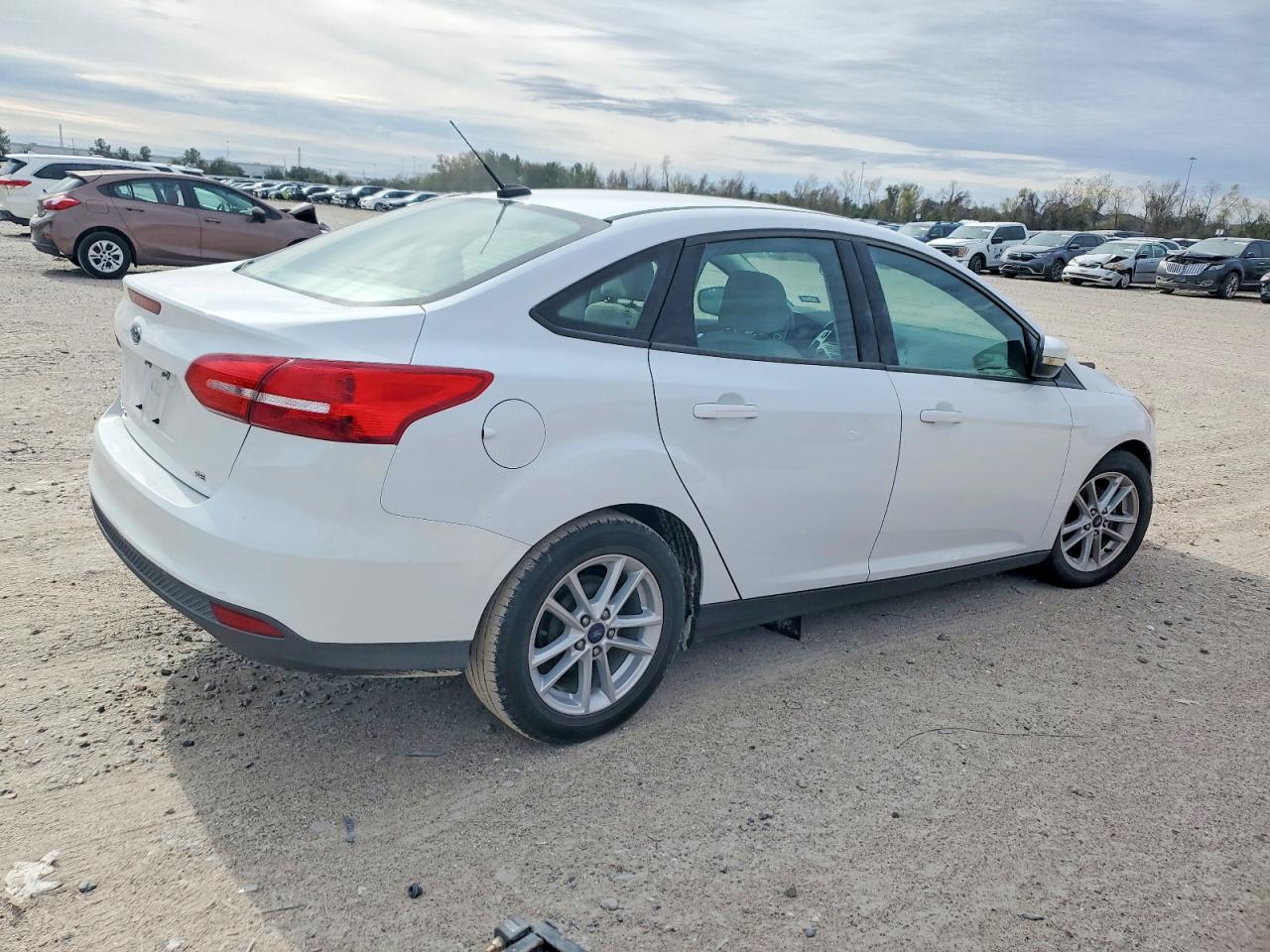 2017 FORD FOCUS SE photo 5