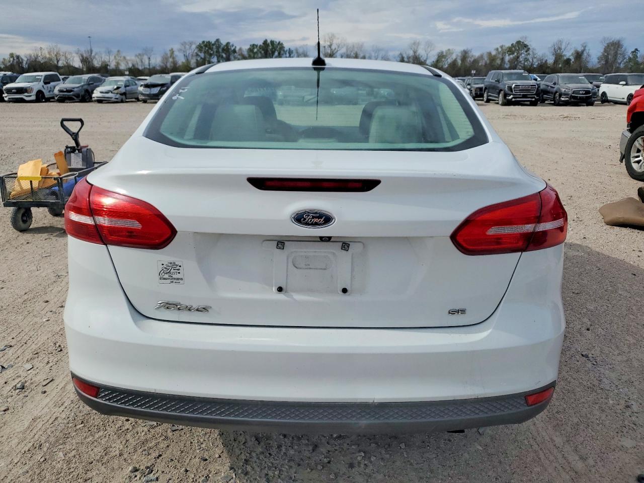 2017 FORD FOCUS SE photo 11
