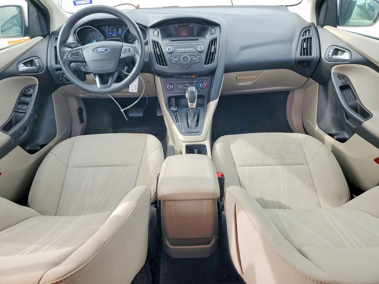 2017 FORD FOCUS SE photo 15