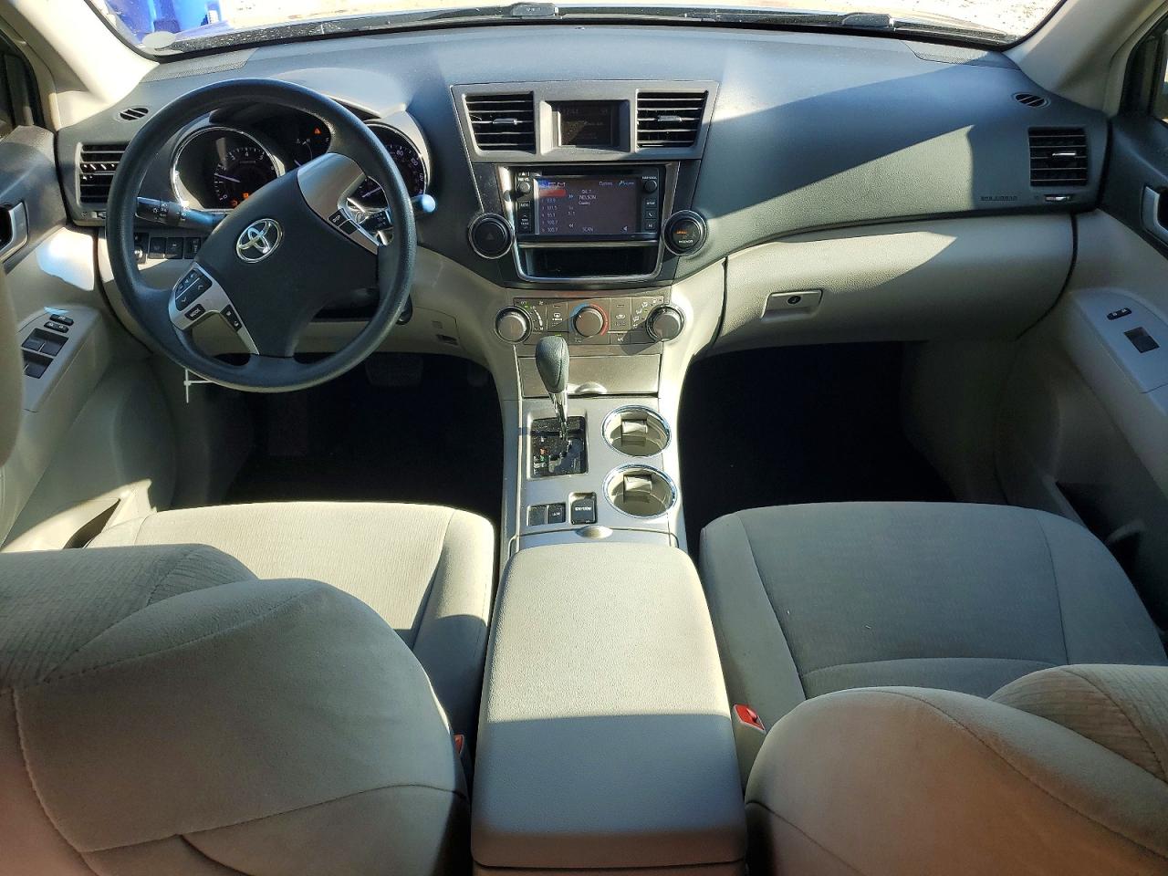 2013 TOYOTA HIGHLANDER BASE photo 8