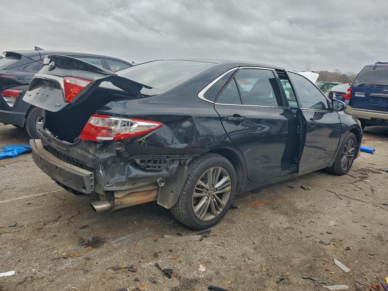 2016 TOYOTA CAMRY LE photo 3