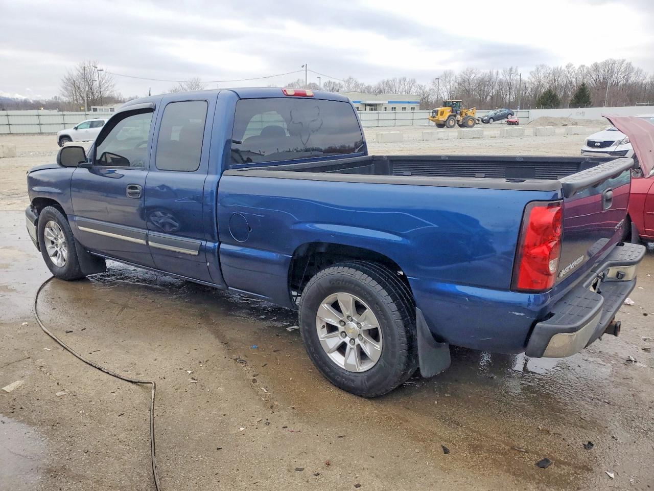 2004 CHEVROLET SILVERADO C1500 photo 2