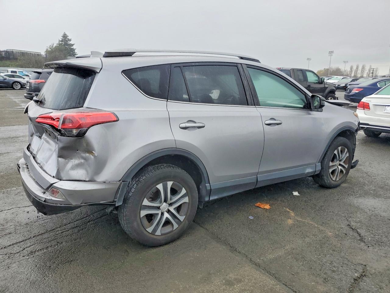 2018 TOYOTA RAV4 LE photo 3