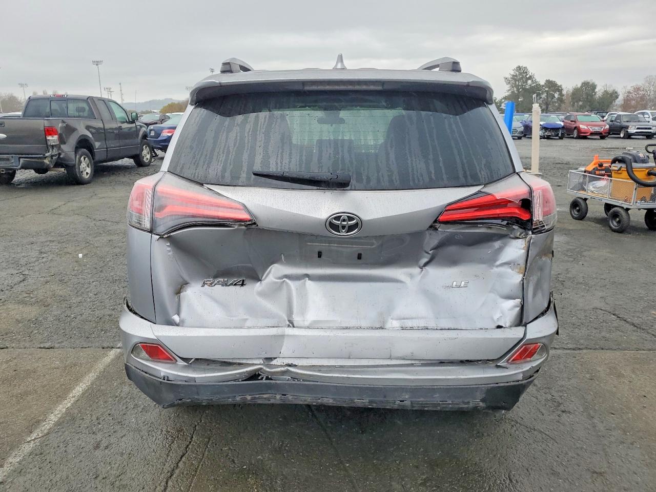 2018 TOYOTA RAV4 LE photo 6