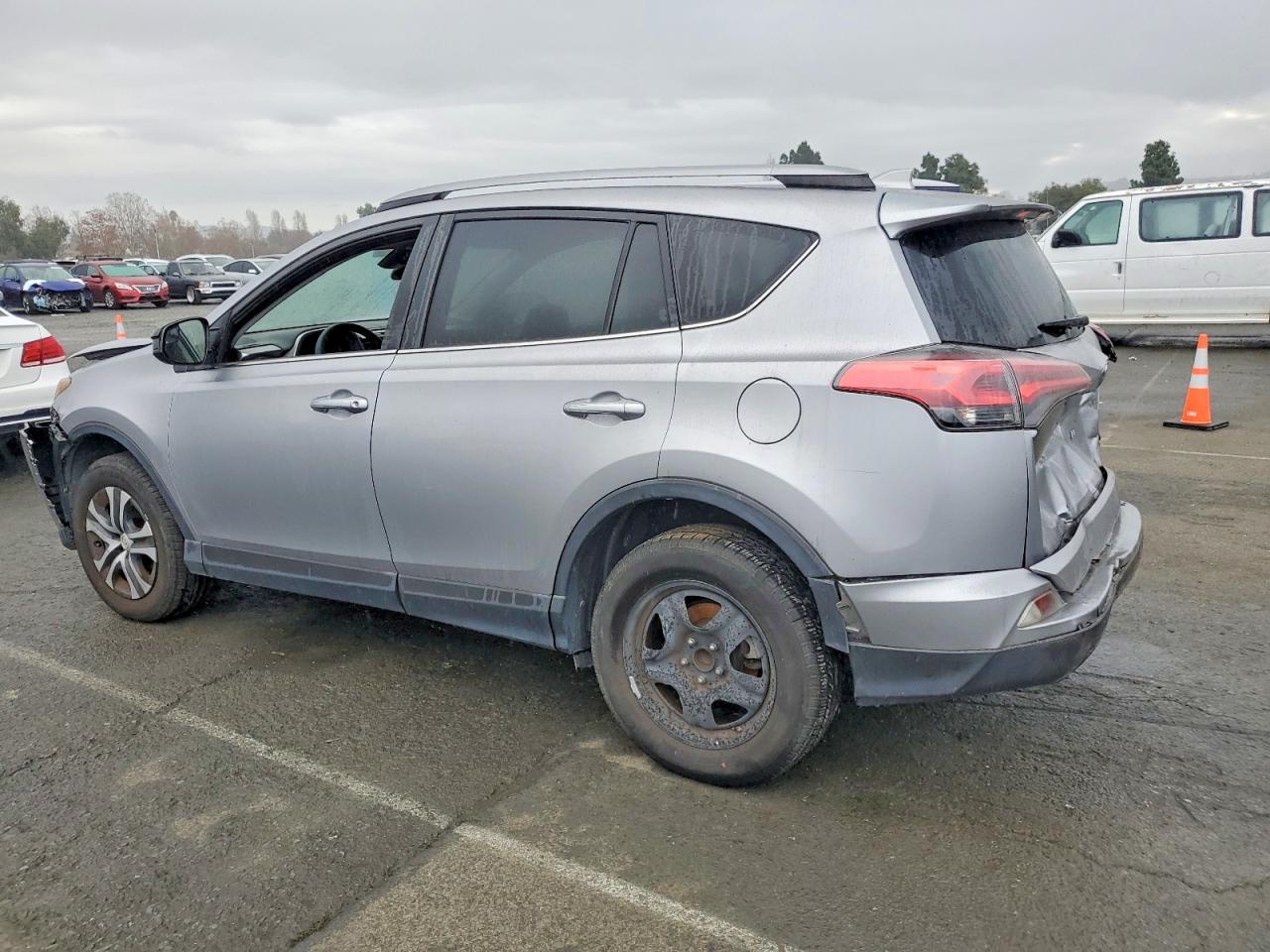 2018 TOYOTA RAV4 LE photo 2