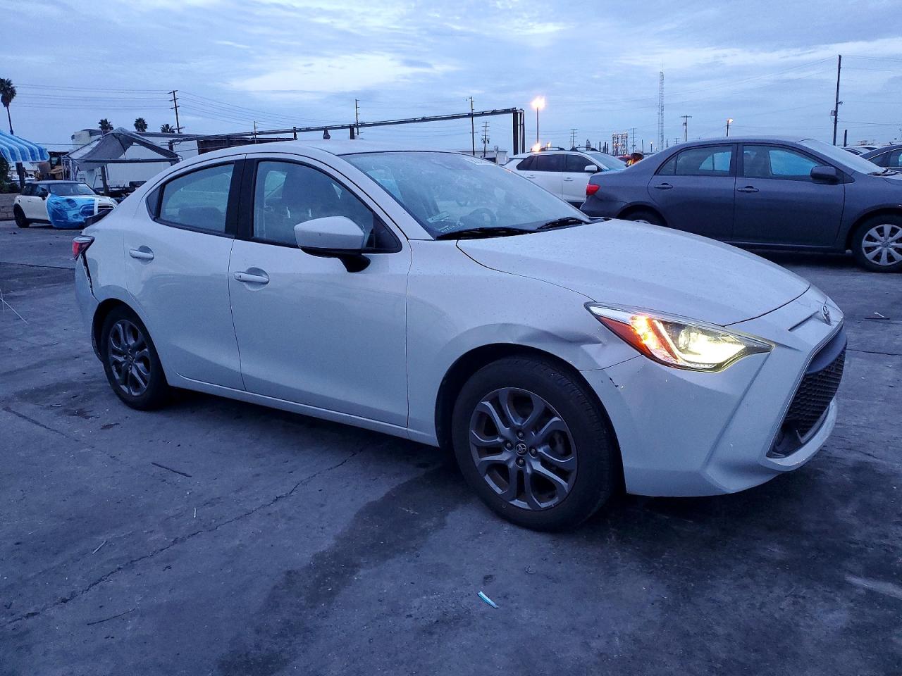 2019 TOYOTA YARIS L photo 4