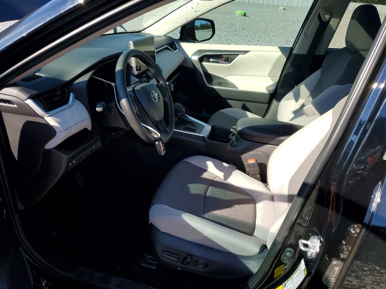 2025 TOYOTA RAV4 XLE photo 7