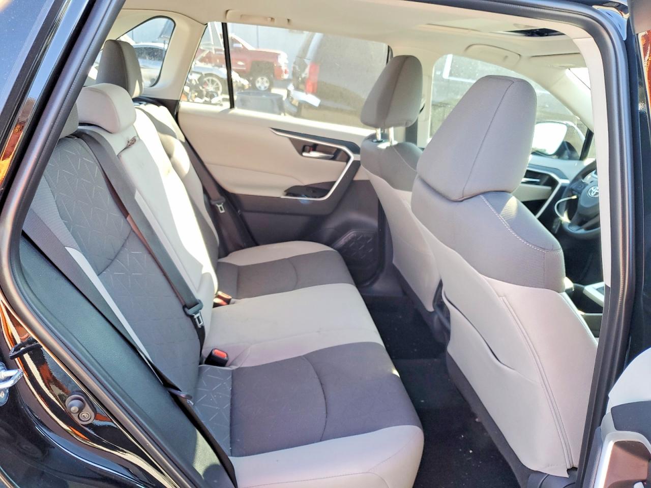 2025 TOYOTA RAV4 XLE photo 11