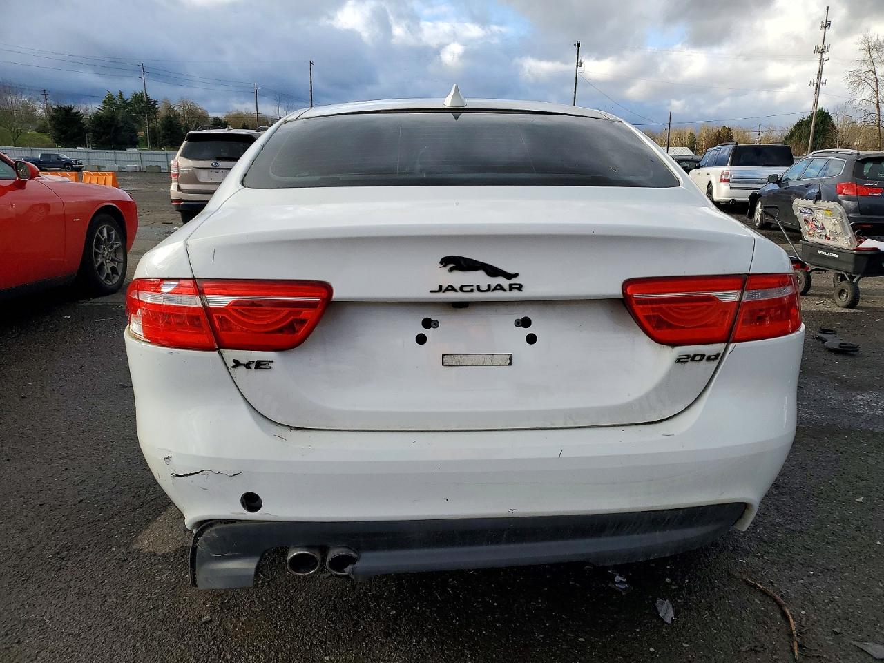 2017 JAGUAR XE PREMIUM photo 6