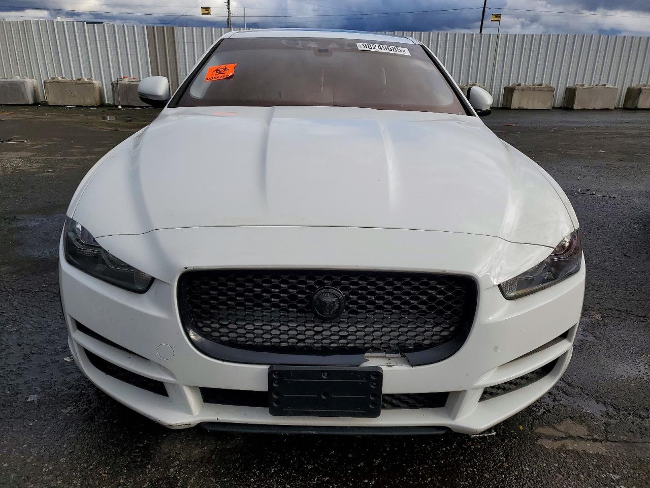 2017 JAGUAR XE PREMIUM photo 5