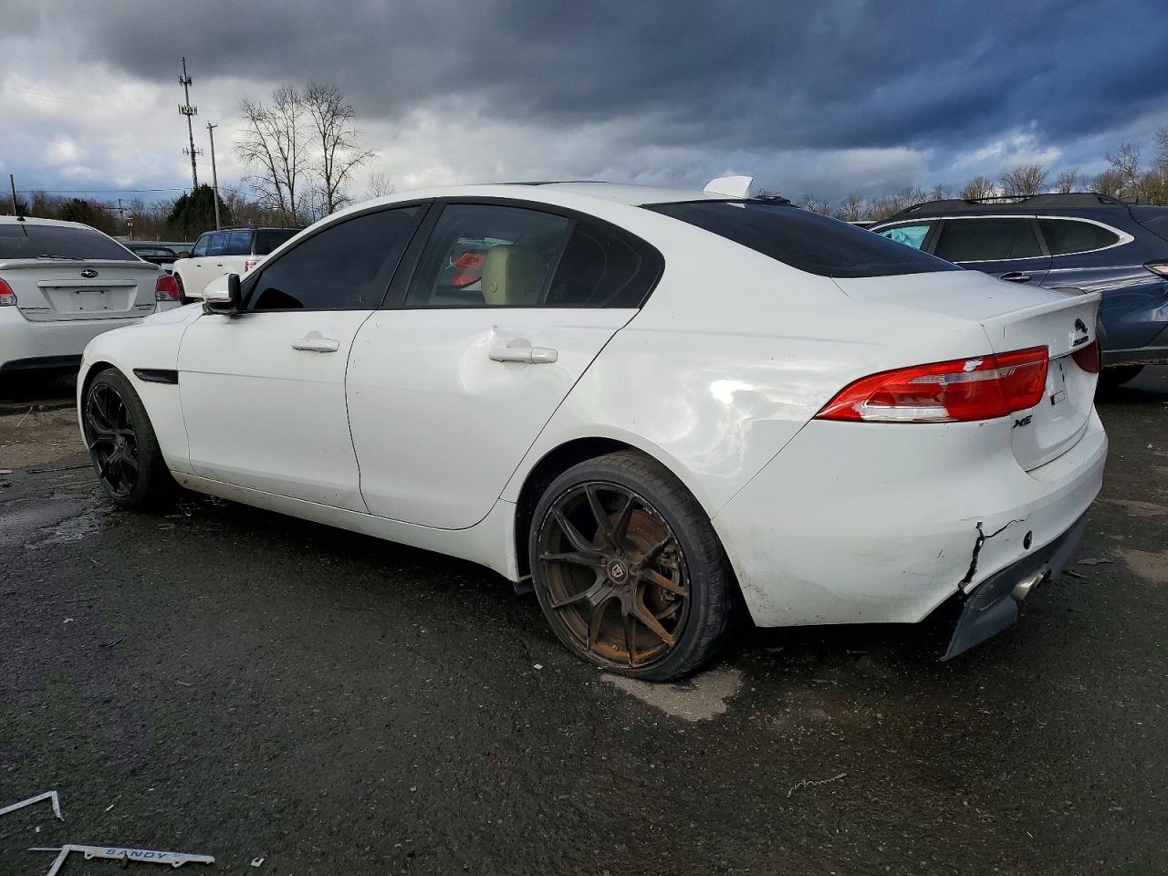 2017 JAGUAR XE PREMIUM photo 2