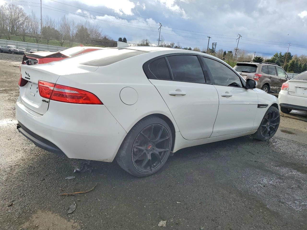 2017 JAGUAR XE PREMIUM photo 3