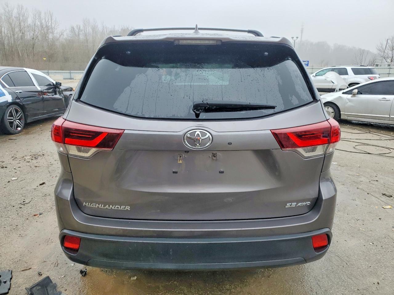 2019 TOYOTA HIGHLANDER SE photo 6
