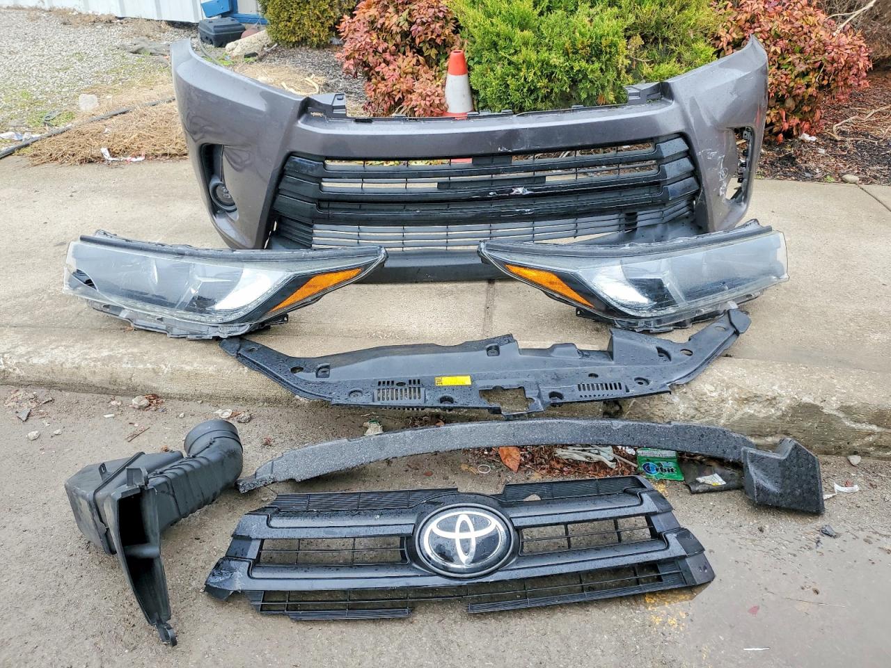 2019 TOYOTA HIGHLANDER SE photo 13