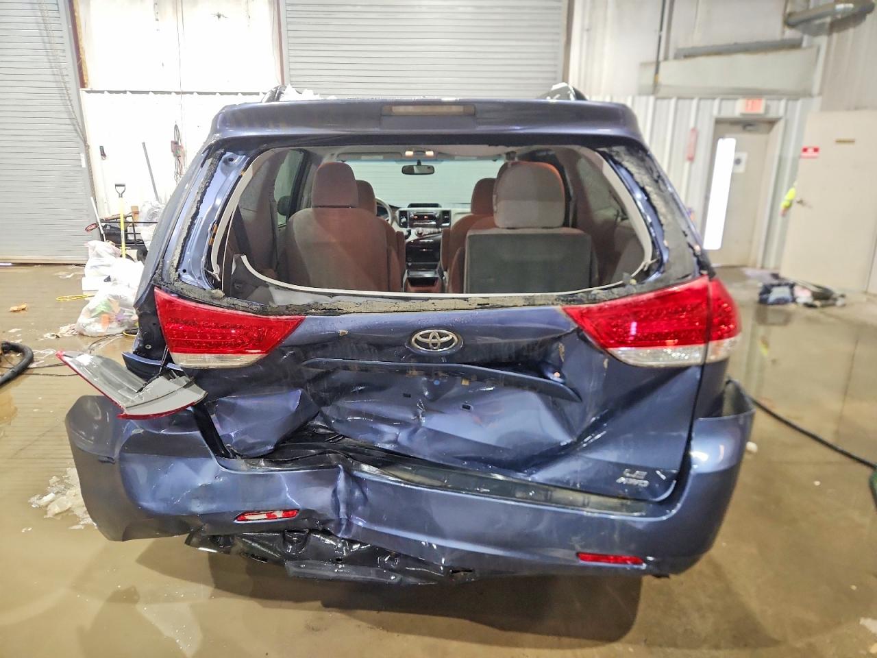 2014 TOYOTA SIENNA LE photo 6