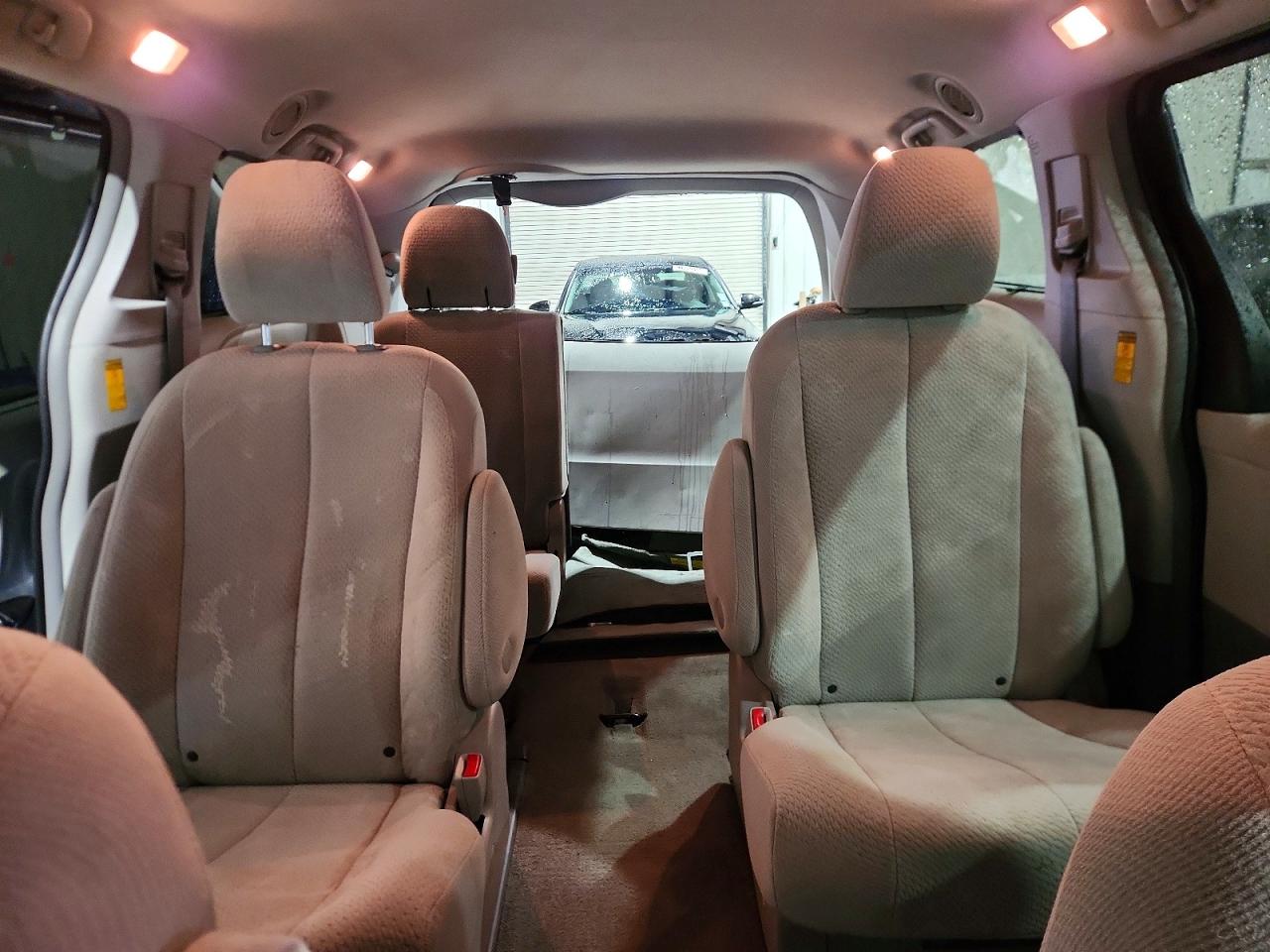 2014 TOYOTA SIENNA LE photo 10